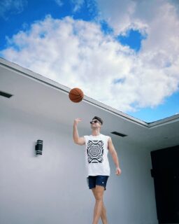 Let’s 🏀 #artbasel2023 #gameface #sunnysports #slamdunksaturday Photo 📸: @mahsa.sajadi_