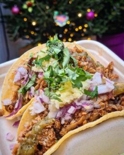 Final chance for festive treats on our cobblestone streets! 🤤
PICTURED HERE ⤵️
🌮 Tacos @elcatrinca
🍭 Cotton Candy @dreamlandcottoncandy
🍫 Churros @panchosbakery
🍩 Mini donuts @donutprincessto
COME HUNGRY, TORONTO! From the cozy corners of our beloved restaurants and charming cafés to the unique flavours at our specialty shops and seasonal food cabins, we've got something for everyone.
📸: @unsaltedfoodie