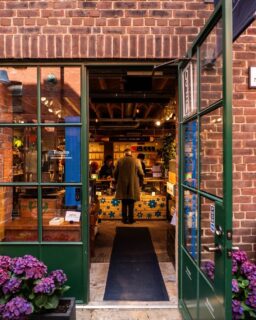 There’s nothing more local than the independent businesses at The Distillery District 💛

@torontopenshoppe 
@peacecollective 
@queenstrunk 
@fluevog 
@arvocoffee 
@gemletbracelets 
@orsoactivewear 
@wildly_delicious 
@balzacscoffee 
@redcanoebrands