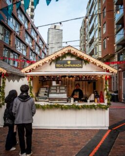 Taste tradition with @realempanadaco’s Colombian empanadas! 😋
⠀⠀⠀⠀⠀⠀⠀⠀⠀
Richard Porras brings his family’s recipes to Toronto — handmade, gluten-free, halal, and full of flavour. Fresh, locally sourced ingredients and a lineup of beef, chicken, veggie, and vegan options make these a must-try. 🌱
⠀⠀⠀⠀⠀⠀⠀⠀⠀
Find @realempanadaco on Gristmill Lane near the big heart until January 4 — a perfect bite of heritage in the middle of the holiday magic. 🤩