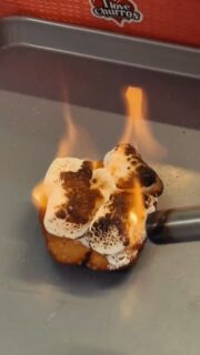 When s’mores, churros, and Winter Village form a holy trinity… this happens. 🤤🔥
🍴 Food by: @ilovechurrosto Panchos Bakery
📍 Location: Cabin 12 on Gristmill Lane