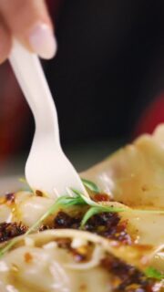 A new bombshell enters the village… Chef Eric Chong’s Spicy Mala Poutine! ❤️🔥
Chef @wok_lobster — MasterChef Canada’s first winner and the Toronto chef-owner behind R&D and the Michelin-starred aKin — brings a bold winter mash-up to Chef’s Lane this season.
His Spicy Mala Poutine layers pork and cabbage dumplings, mozzarella, fries, and a Szechuan mala gravy. It’s rich, spicy, and exactly what you want to warm up with while you wander The Distillery Winter Village.
📍Find Chef Eric’s cabin at Chef’s Lane on Pure Spirits Mews
#torontoeats #distillerywintervillage #asiancanadiancuisine