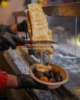 Some (not all) of our favourites that are getting us through! 🙃🤤
⠀⠀⠀⠀⠀⠀⠀⠀⠀
🍴 Raclette, Cabin 49 (@distilleryhospitality)
🍴 Monkey Bread, Cabin 16 (@scoopedbydemetres)
🍴 Spicy Mala Poutine, Cabin 48 (@wok_lobster)
🍴 Biscoff Momo, Cabin 6 (@grandmashandmadedumplings)
🍴 Fully loaded Perogies, Cabin 53 (@pierogi_miska)
🍴 S’mores Hot Chocolate, Cluny Café (@clunydistillery)
🍴 Tom Yum Soup, Cabin 46 (@chefnuitregular)
🍴 Jingle Bao, Cabin 2 (@wubaeats)
🍴 Fried Chicken Crazy Dog, Cabin 4 (@yamiya_boku)
🍴 Brûléed Crepes, Cabin 8 (@scoopedbydemetres)
⠀⠀⠀⠀⠀⠀⠀⠀⠀
Come hungry, Toronto! From the cozy corners of our beloved restaurants and charming cafés to the unique flavours at our seasonal food cabins, we’ve got something for everyone at The Distillery Winter Village! 📍