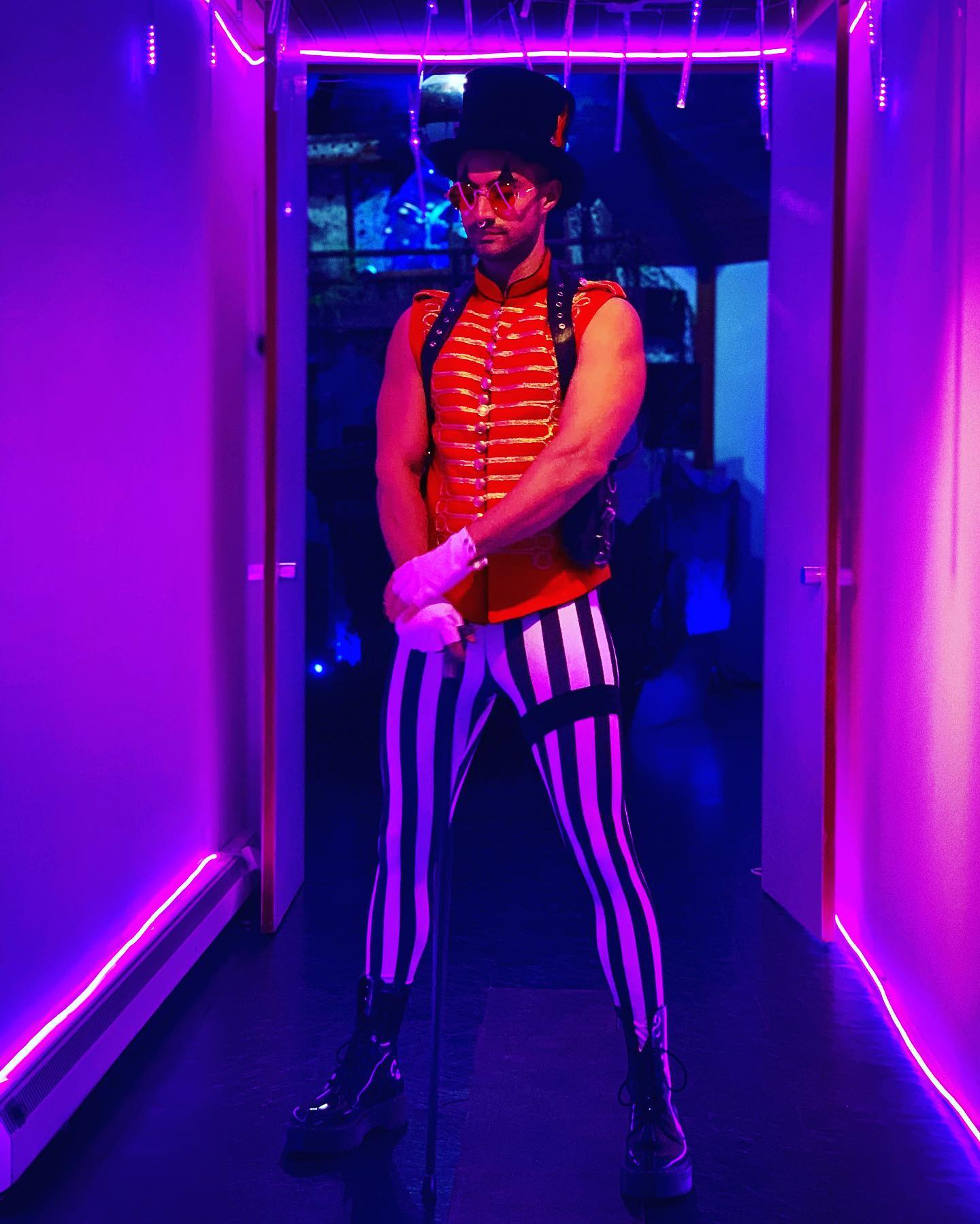 Ladies and gents put your hands together, the show is about to begin 🎩🎪👏🏻 #halloween #halloween2019 #casamama #casamamaexperience #circusmaster #happyhalloween #trickortreat #pumpkin #mykapow