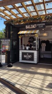NOTHING beats a sunny day and a @balzacscoffee frozen frappe ☀️🧋🙂↔️
⠀⠀⠀⠀⠀⠀⠀⠀⠀
🎥: @balzacscoffee